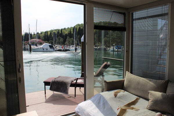 Foto van The Seaborn Residence - Two Bedroom Floating House - LivingRoom