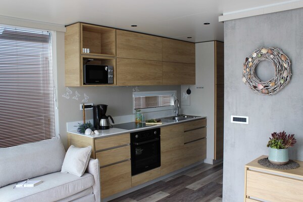 Foto van The Seaborn Residence - Two Bedroom Floating House - Kitchen