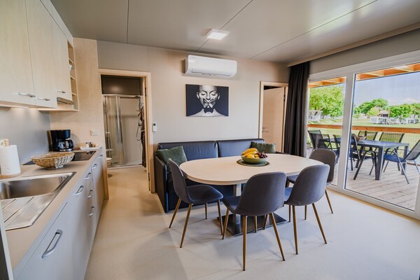 Foto van Three Bedroom Mobile Home 15/014 - Vakantiehuis in Catez ob Savi - DiningRoom