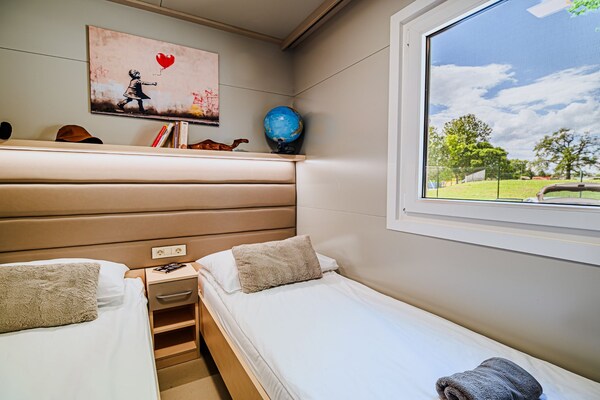 Foto van Three Bedroom Mobile Home 15/018 - Vakantiehuis in Catez ob Savi - BedRoom