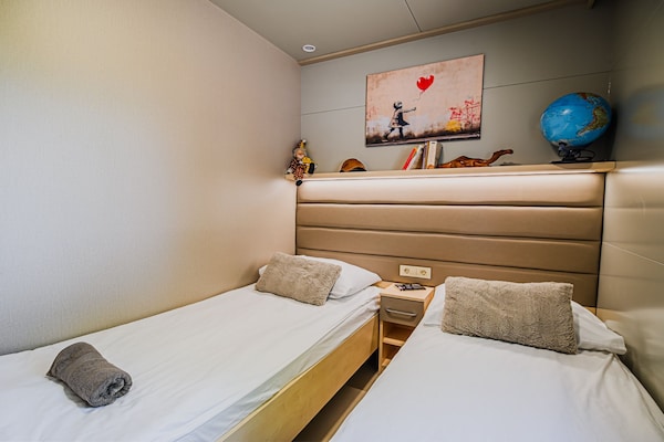 Foto van Three Bedroom Mobile Home 15/019 - Vakantiehuis in Catez ob Savi - BedRoom