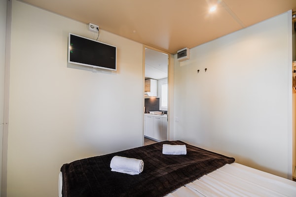 Foto van Three Bedroom Mobile Home with Lake View (owner 2) - BedRoom