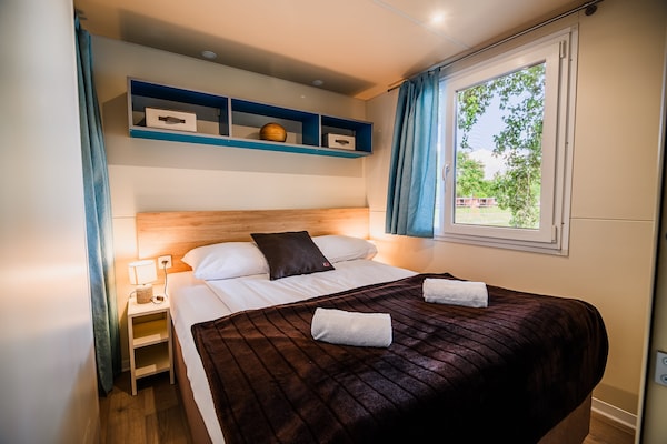 Foto van Three Bedroom Mobile Home with Lake View (owner 2) - BedRoom
