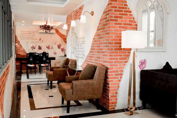 Foto van Premier Deluxe Verblijf | Embassy District Comfort - HallReception