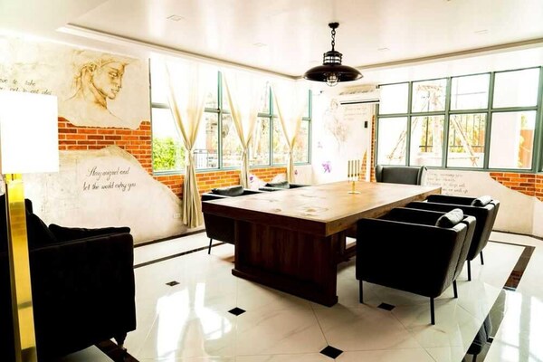 Foto van Premier Deluxe Verblijf | Embassy District Comfort - HallReception
