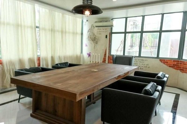 Foto van Premier Deluxe Verblijf | Embassy District Comfort - HallReception