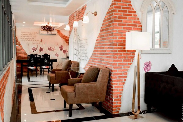 Foto van Premier Deluxe Verblijf | Embassy District Comfort - HallReception