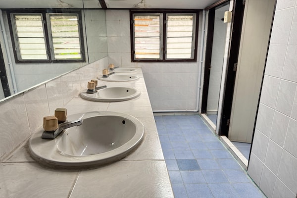 Foto van Privé tweepersoonskamer | Budgetkeuze - Vakantiehuis in Chiang Mai - BathRoom