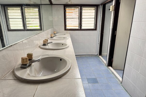 Foto van Privékamer met twee eenperso| Eenvoudig en schoon - BathRoom