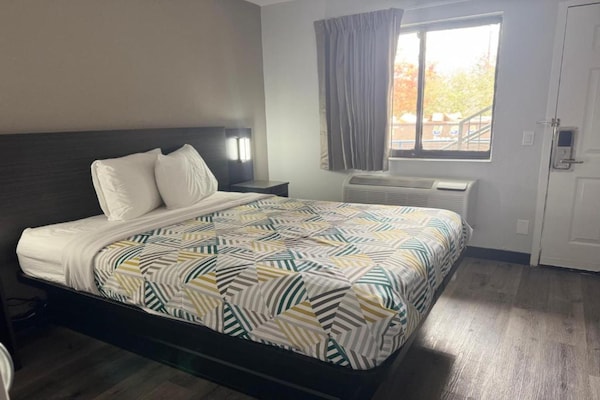 Foto van 1 kingsize bed | Rookvrij - Vakantiehuis in Enfield - BedRoom