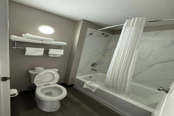 Foto van 1 kingsize bed | Rookvrij - Vakantiehuis in Enfield - BathRoom