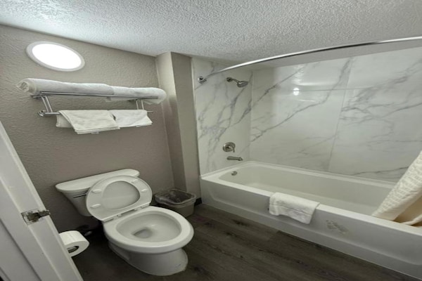 Foto van 1 kingsize bed | Rookvrij - Vakantiehuis in Enfield - BathRoom