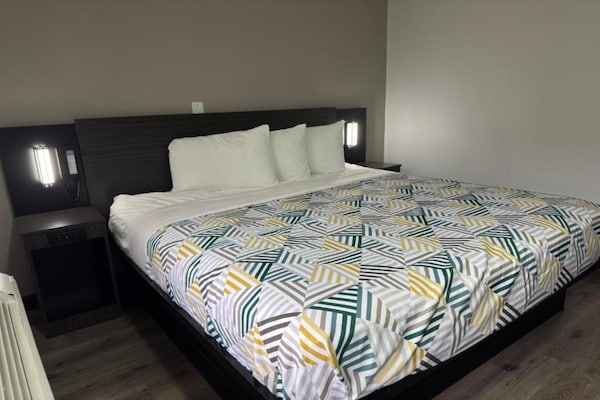 Foto van 1 kingsize bed | Roken toegestaan, koelkast - Vakantiehuis in Enfield - BedRoom