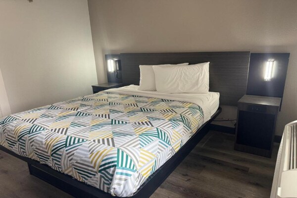 Foto van 1 kingsize bed | Roken toegestaan, koelkast - Vakantiehuis in Enfield - BedRoom