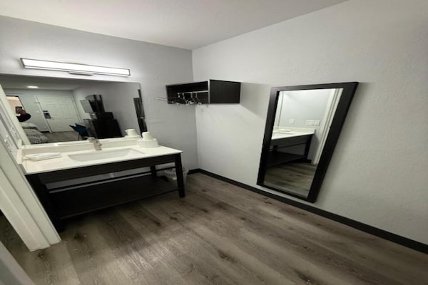 Foto van 1 kingsize bed | Roken toegestaan, koelkast - Vakantiehuis in Enfield - BathRoom