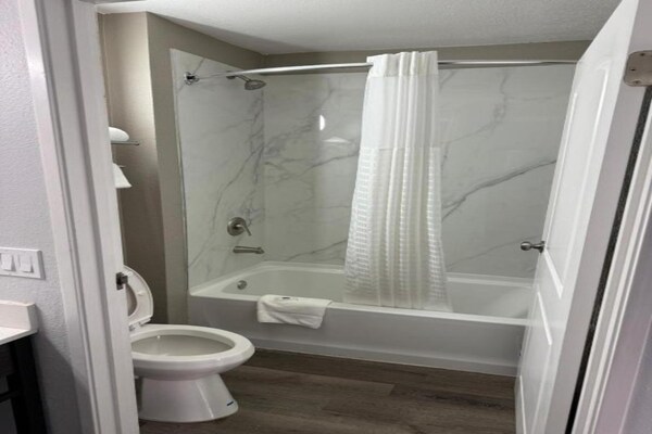 Foto van 1 kingsize bed | Roken toegestaan, koelkast - Vakantiehuis in Enfield - BathRoom