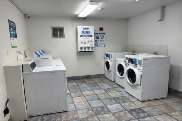Foto van 1 kingsize bed | Roken toegestaan, koelkast - Vakantiehuis in Enfield - Facilities