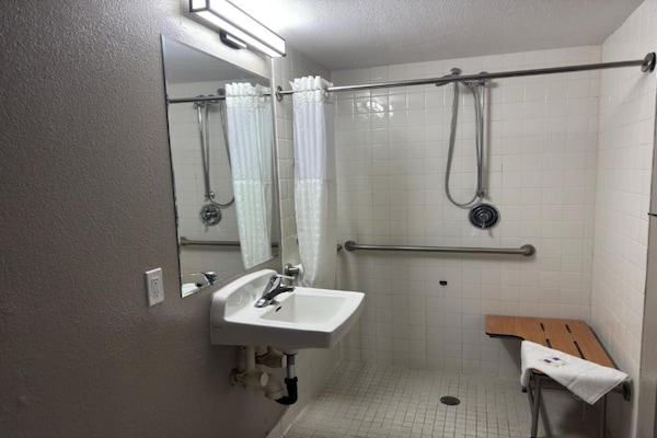 Foto van 1 kingsize bed | Rookvrij, magnetron - Vakantiehuis in Enfield - BathRoom