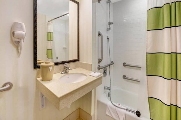 Foto van 1 kingsize bed | Rookvrij - Vakantiehuis in MILFORD - BathRoom
