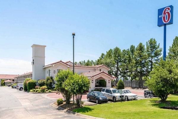 Foto van Kingsize bed | Smk | North Little Rock - Vakantiehuis in North Little Rock - ExteriorSummer