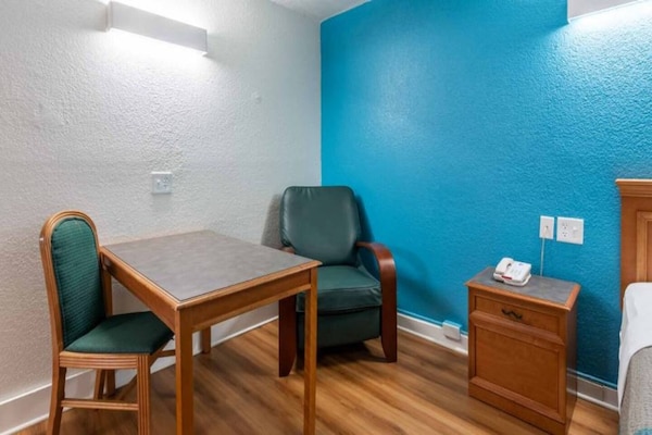 Foto van 1 Koning|Mobiele Acc Tub|Smk|MicFrdg - Vakantiehuis in North Little Rock - BedRoom