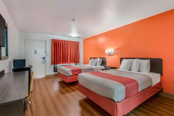 Foto van Premium kamer met 2 tweepersoonsbedden | Gratis wifi en tv - BedRoom