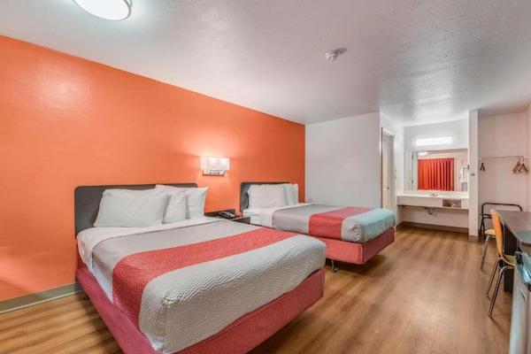 Foto van Premium kamer met 2 tweepersoonsbedden | Gratis wifi en tv - BedRoom