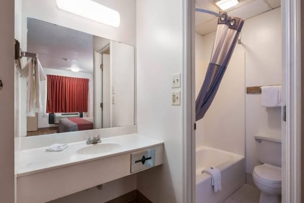 Foto van Premium kamer met 2 tweepersoonsbedden | Gratis wifi en tv - BathRoom