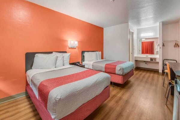 Foto van Premium kamer met 2 tweepersoonsbedden | Gratis wifi en tv - BedRoom