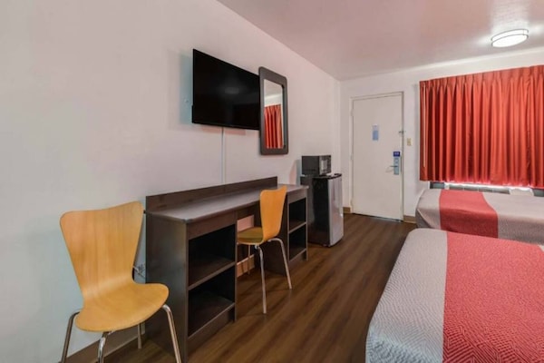 Foto van Premium kamer met 2 tweepersoonsbedden | Gratis wifi en tv - BedRoom
