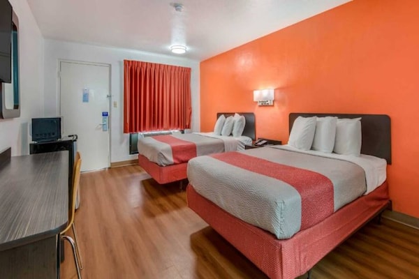 Foto van Premium kamer met 2 tweepersoonsbedden | Gratis wifi en tv - BedRoom
