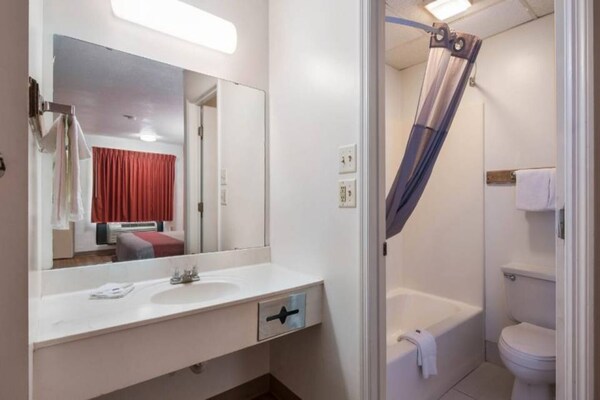 Foto van Premium kamer met 2 tweepersoonsbedden | Gratis wifi en tv - BathRoom