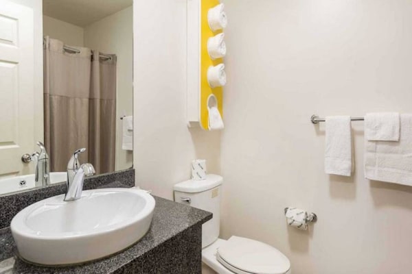 Foto van 1 kingsize bed | Nsmk, koelkast - Vakantiehuis in Greenville - BathRoom
