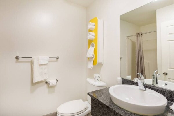 Foto van 1 kingsize bed | Roken toegestaan, koelkast - Vakantiehuis in Greenville - Facilities