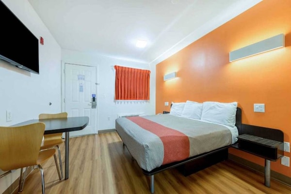 Foto van 1 kingsize bed | Roken toegestaan, koelkast - Vakantiehuis in Greenville - BedRoom