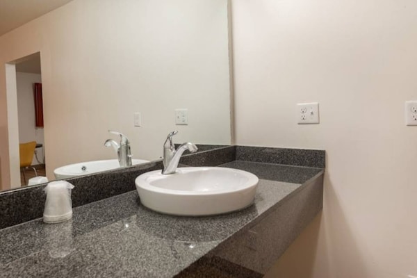 Foto van 1 kingsize bed | Premium, koelkast - Vakantiehuis in Greenville - Facilities