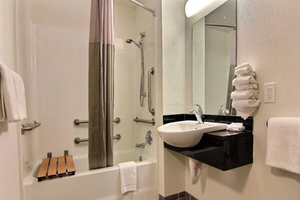 Foto van 1 Queensize bed | Rolstoeltoegankelijk bad | Niet-roken - BathRoom