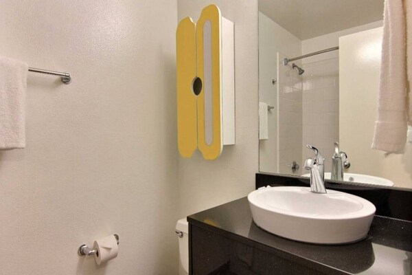Foto van 1 Queensize bed | Rolstoeltoegankelijk bad | Niet-roken - BathRoom