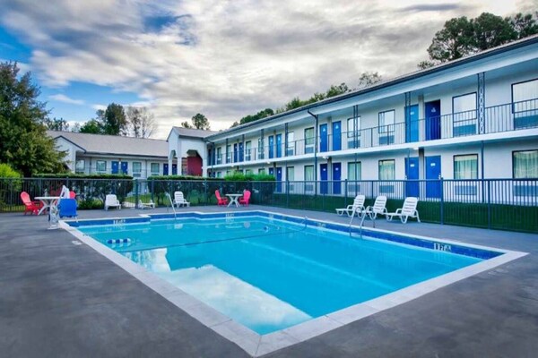 Foto van 1 tweepersoonsbed (queensize) | Rookvrij - Vakantiehuis in Gainesville - Pool