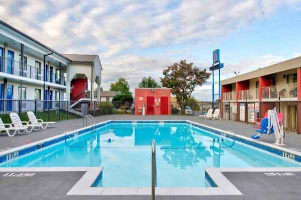 Foto van 1 kingsize bed, rookvrij | Gainesville - Vakantiehuis in Gainesville - Pool