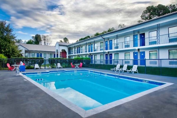 Foto van 1 kingsize bed, rookvrij | Gainesville - Vakantiehuis in Gainesville - Pool
