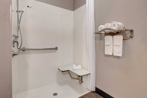Foto van 1 kingsize bed | Rolstoeltoegankelijk bad, NSMK - Vakantiehuis in Gainesville - BathRoom