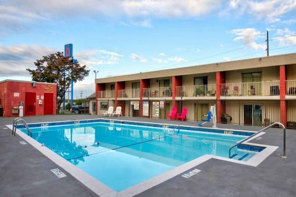 Foto van 1 kingsize bed | Rolstoeltoegankelijk bad, NSMK - Vakantiehuis in Gainesville - Pool