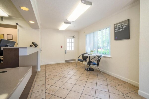 Foto van 1 tweepersoonsbed (queensize) | Niet roken - Vakantiehuis in Duluth - HallReception