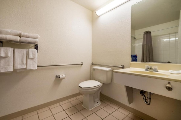 Foto van 1 tweepersoonsbed (queensize) | Niet roken - Vakantiehuis in Duluth - BathRoom