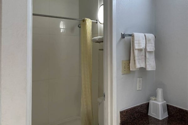 Foto van 1 kingsize bed | Nsmk, Micfridge - Vakantiehuis in Stockbridge - BathRoom