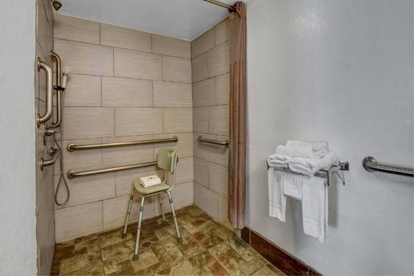Foto van 1 kingsize bed | Rolstoeltoegankelijk bad, NSMK - Vakantiehuis in Atlanta - BathRoom