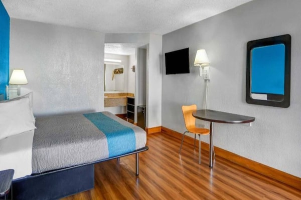 Foto van 1 kingsize bed | Rolstoeltoegankelijk bad, NSMK - Vakantiehuis in Atlanta - BedRoom