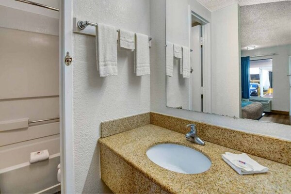 Foto van 1 kingsize bed | Rookvrij - Vakantiehuis in Atlanta - BathRoom