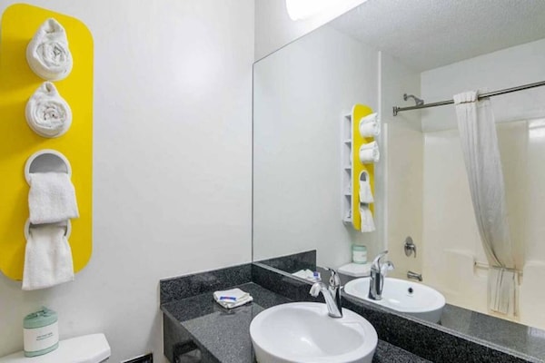 Foto van 1 kingsize bed | Roken toegestaan, koelkast aanwezig - BathRoom